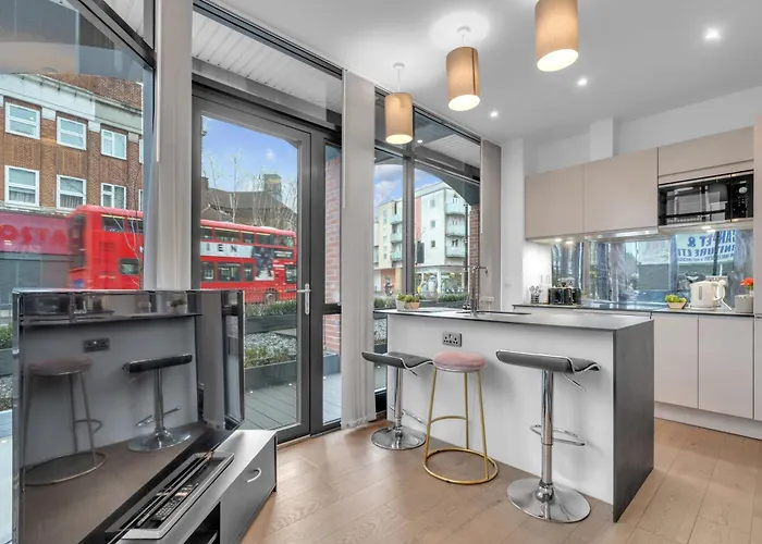 New Modern Apartment Near Heathrow Airport