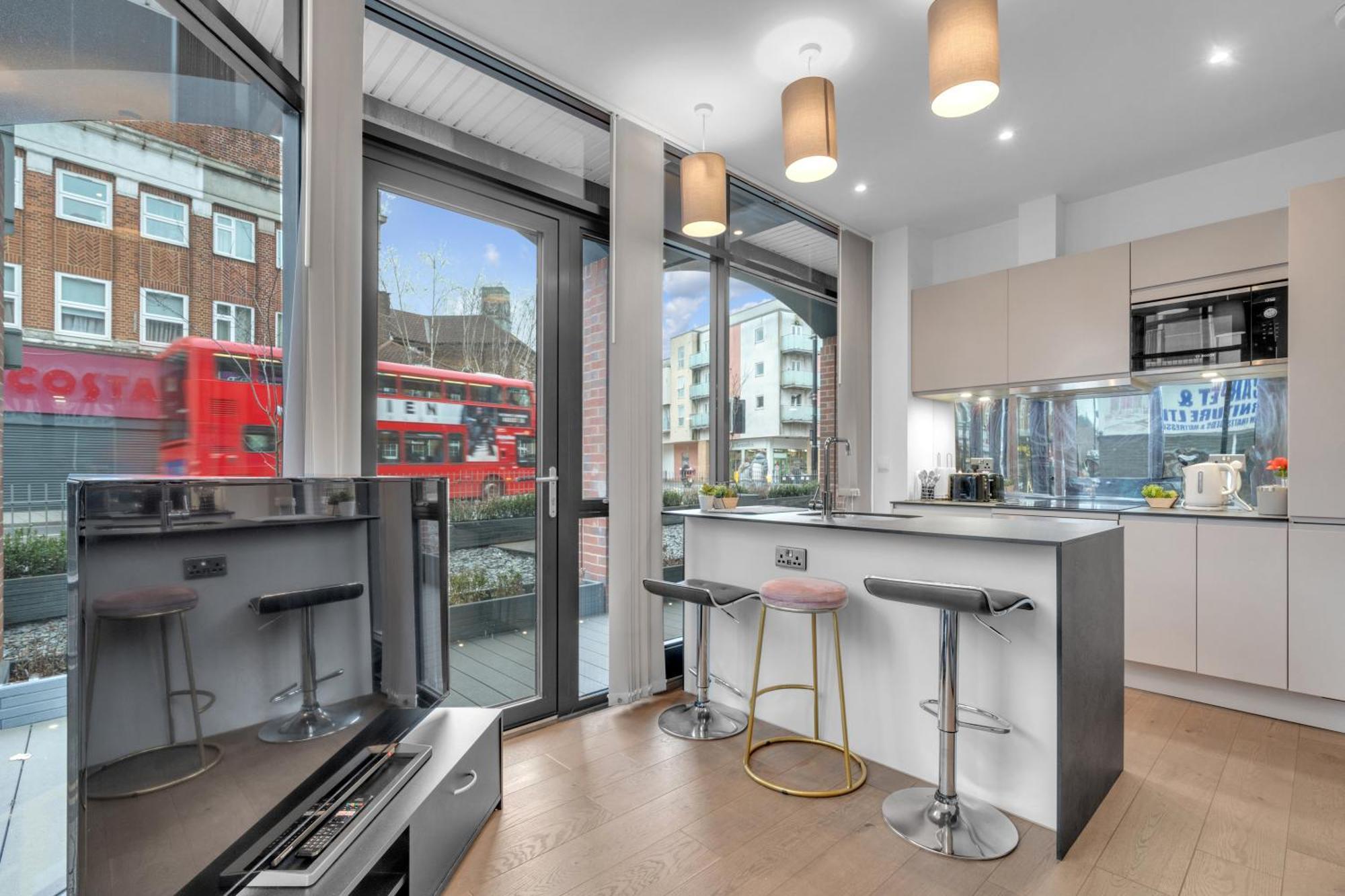 New Modern Near Heathrow Airport *