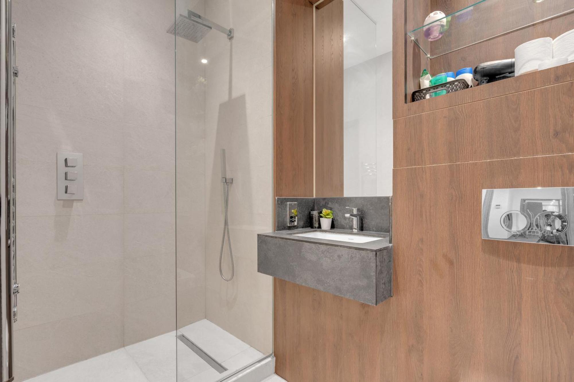 New Modern Near Heathrow Airport * Yiewsley