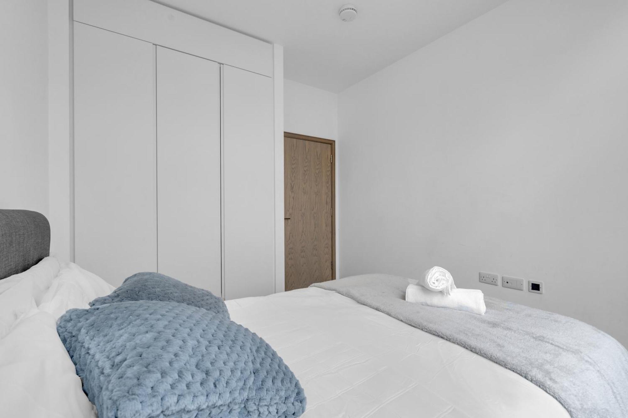 New Modern Near Heathrow Airport *