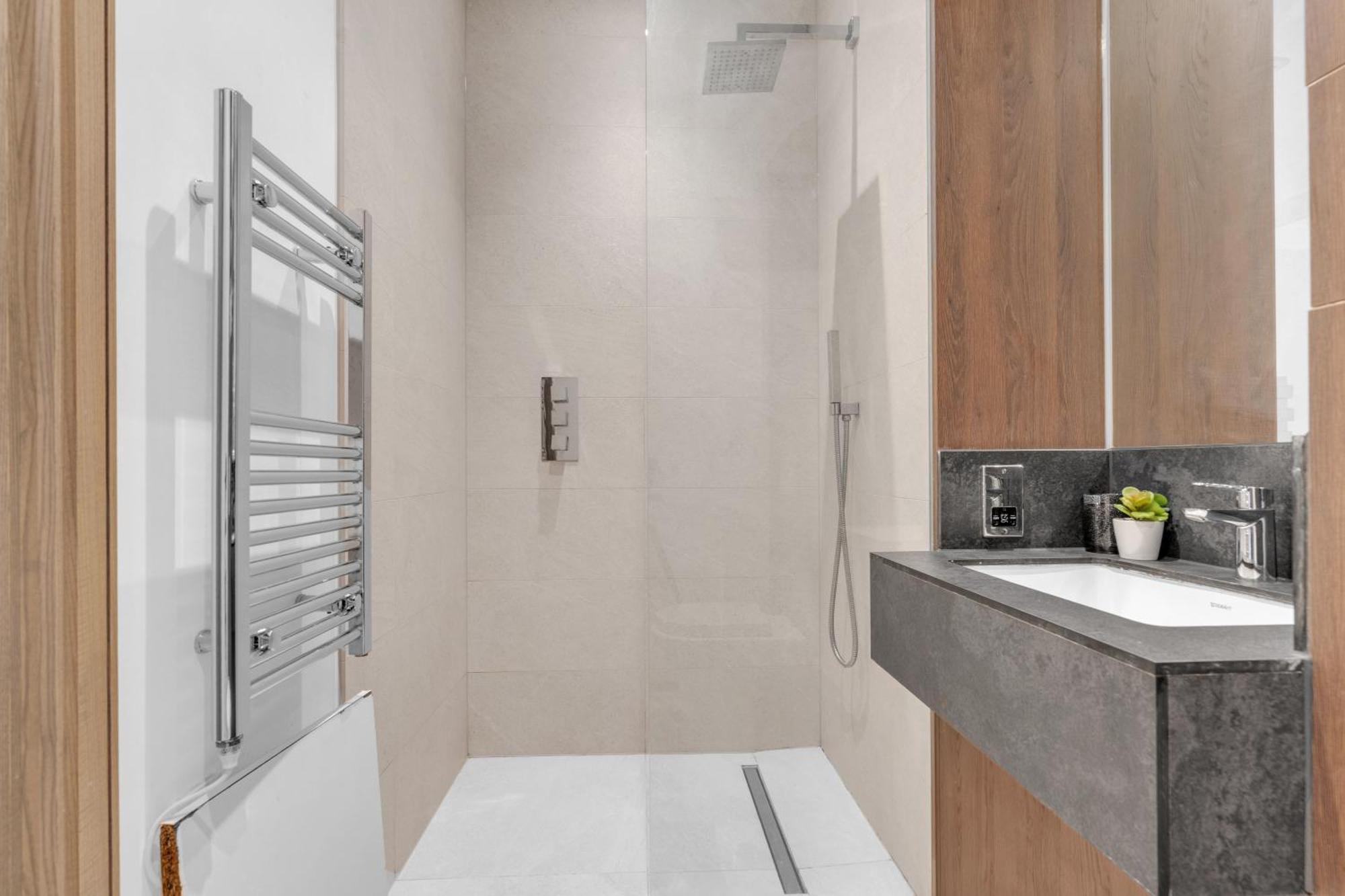 New Modern Near Heathrow Airport